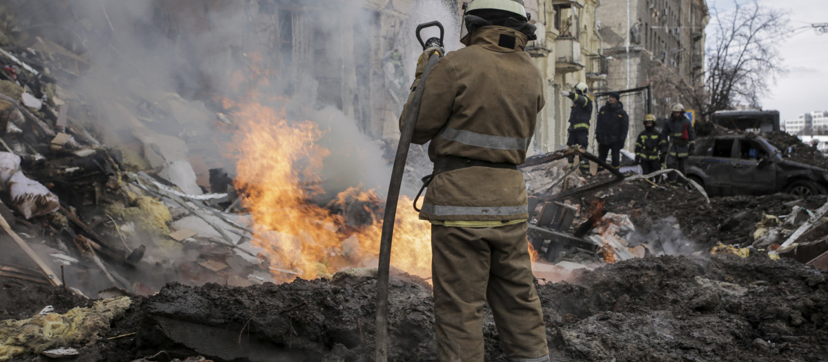 Los bomberos extinguen un fuego en un edificio tras el ataque con cohetes rusos en Járkov, la segunda ciudad más grande de Ucrania