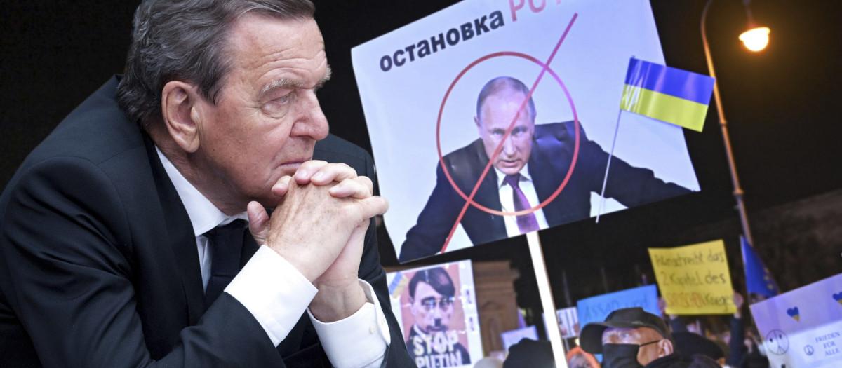 El excanciller alemán Gerhard Schröder mantiene una relación de confianza con Putin desde la llegada al poder del ruso en 2000