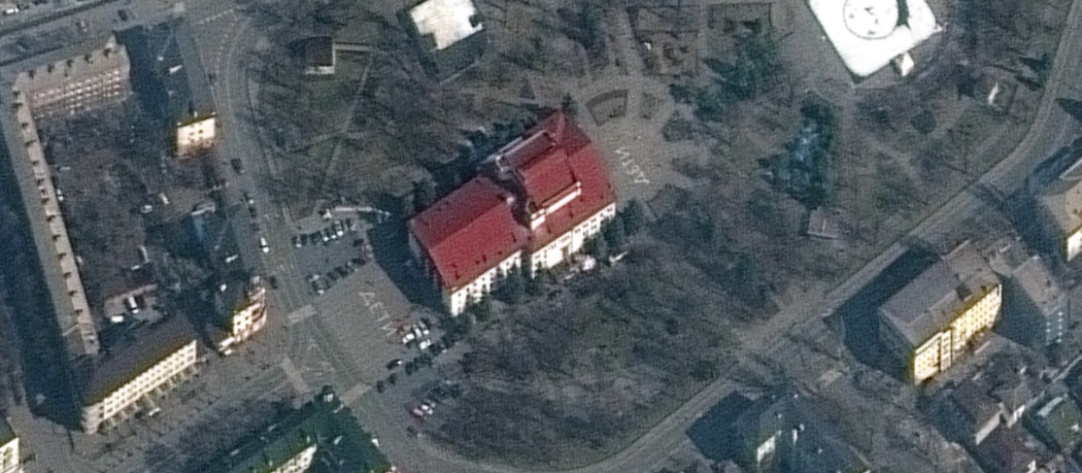 La palabra "niños" escrita en ruso, visible desde el aire, junto al teatro bombardeado en Mariúpol