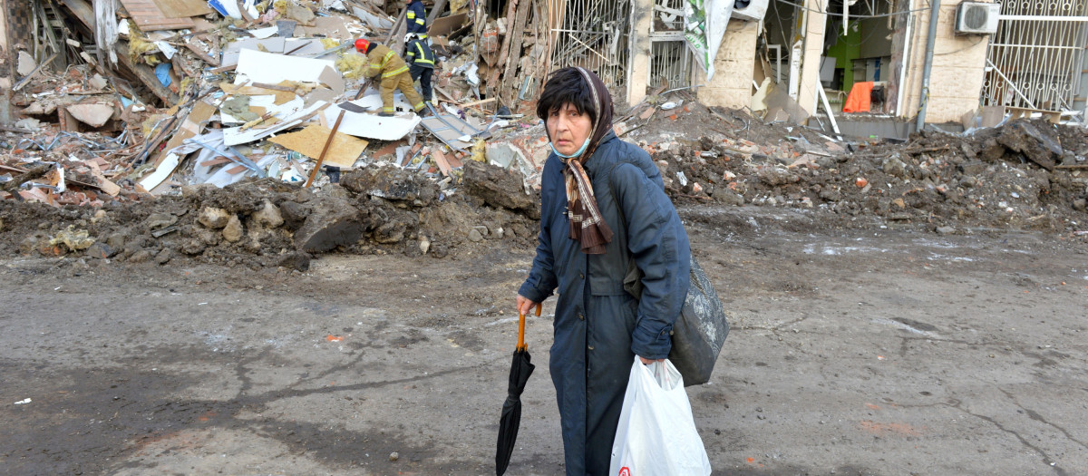 Rescuers remove debris from a building damaged by shelling in central Kharkiv on March 16, 2022, amid the ongoing Russia's invasion of Ukraine. (Photo by Sergey BOBOK / AFP)