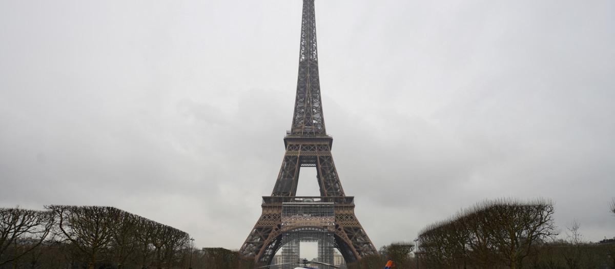 A new antenna is installed by a Eurocopter AS355N Ecureuil 2 at the top of the Eiffel Tower on March 15, 2022 in Paris, France.