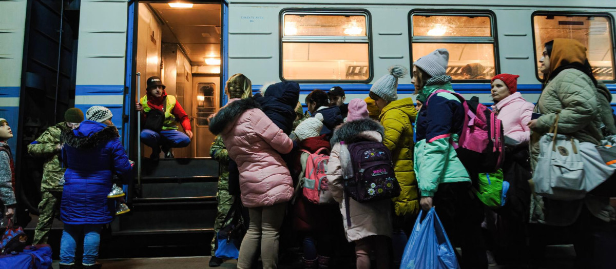 Personas esperando a subir en el tren de Lviv para llegar a Polonia