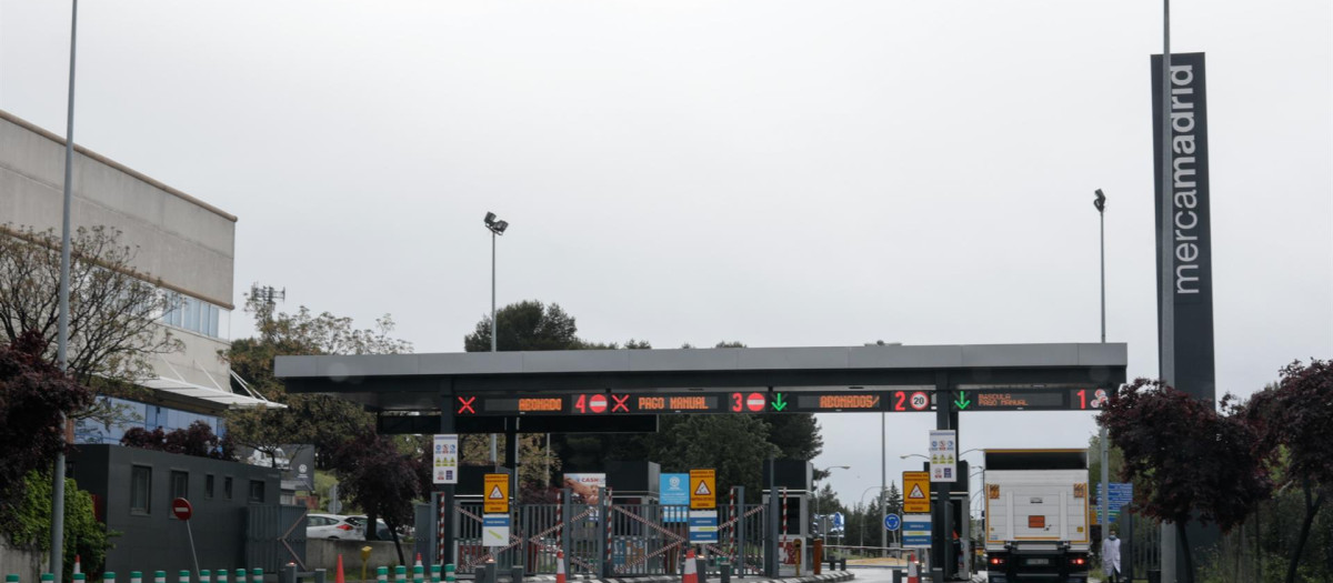 Un camión pasa por el peaje de acceso a Mercamadrid.