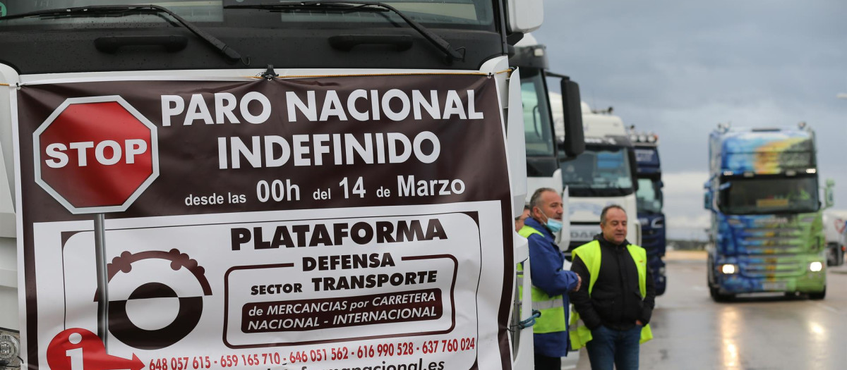 Transportistas secundando el paro indefinido.