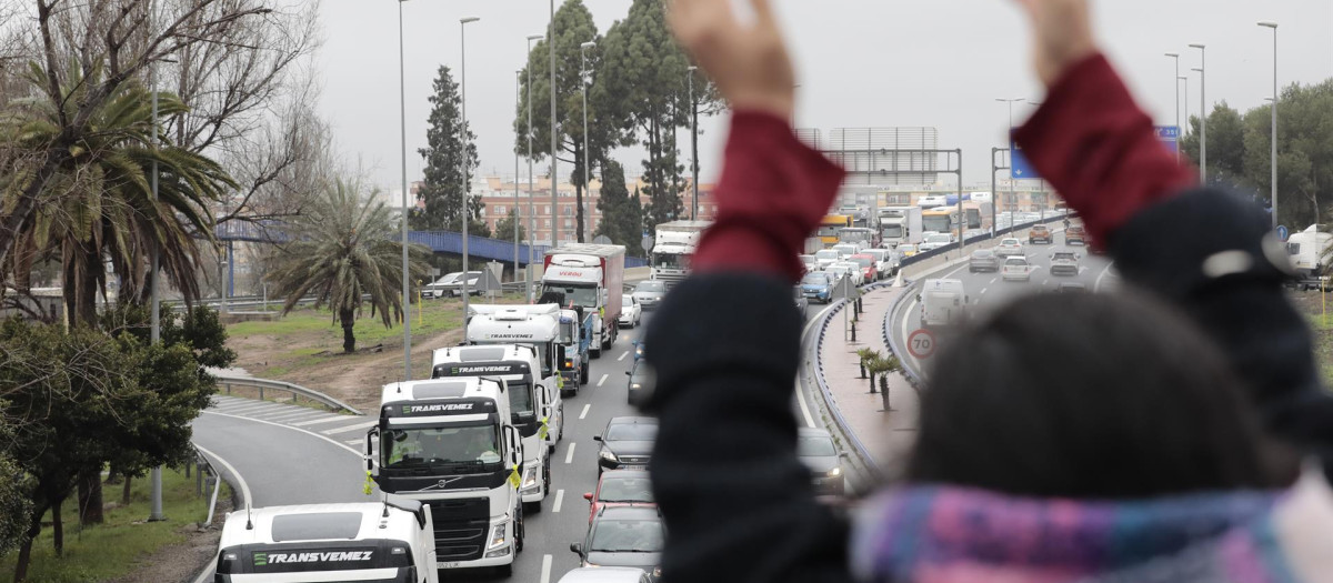 Una protesta de camioneros provoca retenciones en la ronda sur de València