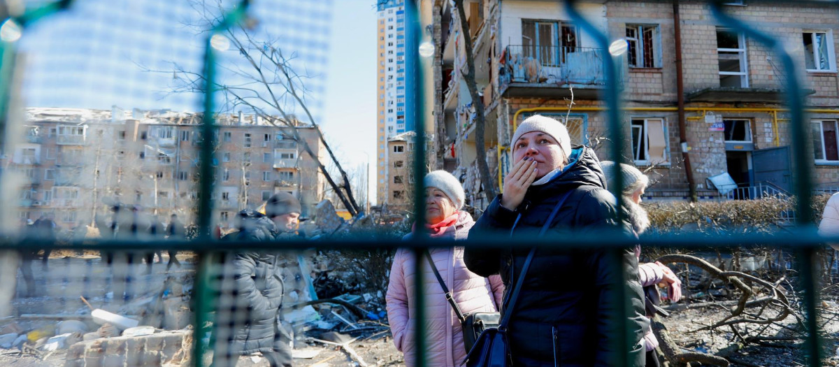 Dos mujeres viendo los daños en una residencia en Kiev provocados por el ejército ruso.