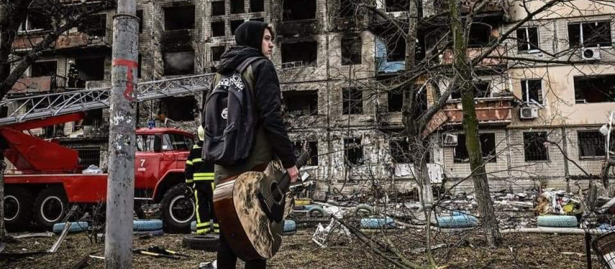 Un joven contempla las ruinas de un edificio bombardeado, en Mariúpol, la semana pasada