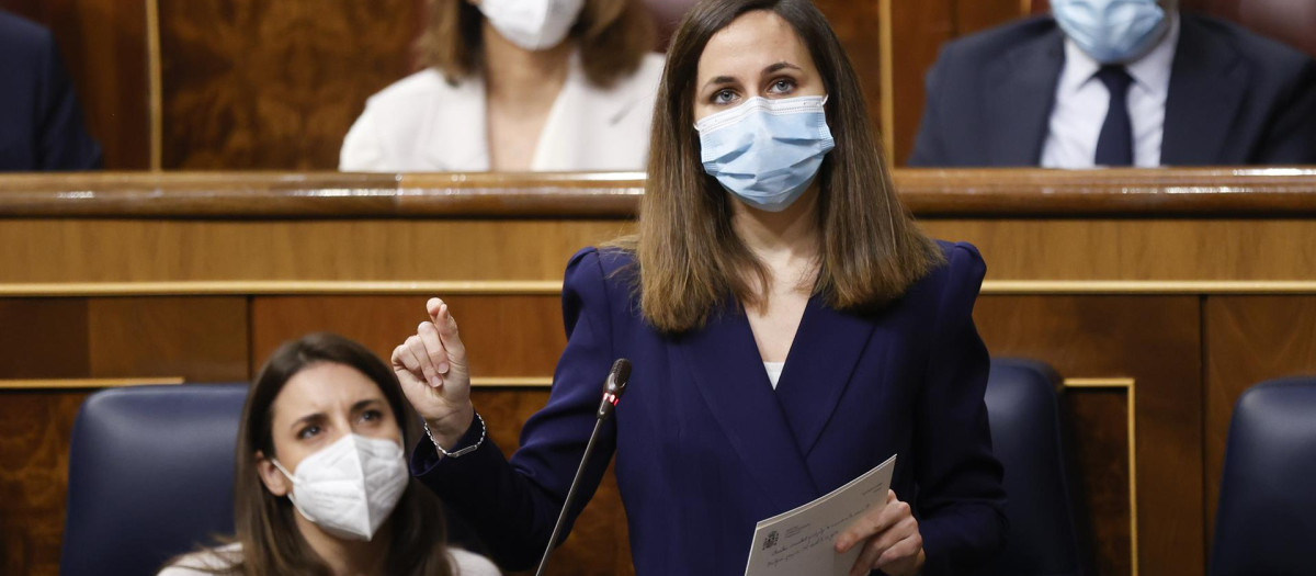 La ministra de Derechos Sociales y Agenda 2030, Ione Belarra Urteaga, durante su intervención en la sesión de control