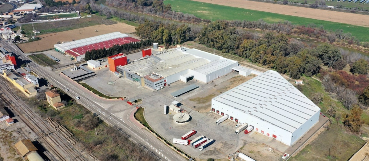 Vista aérea de la planta de producción y almacenes del Grupo Gallo en El Carpio.