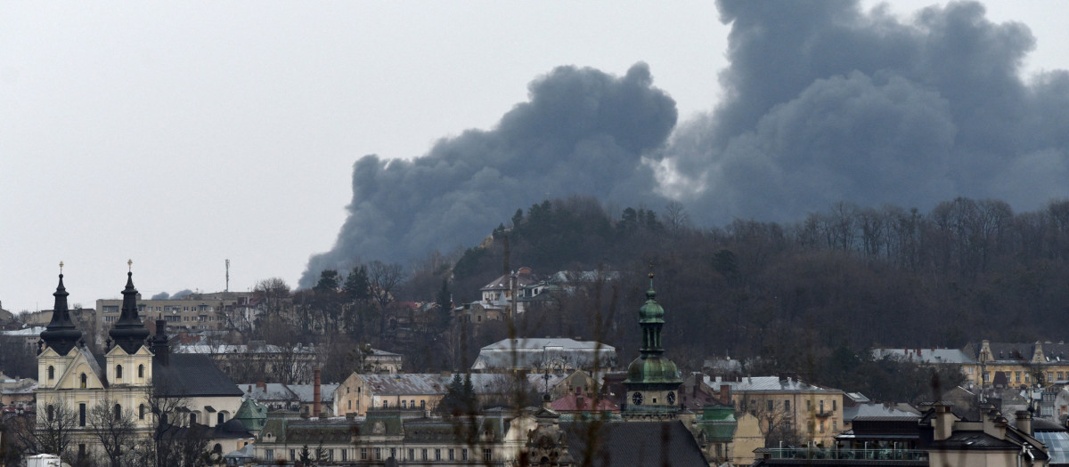 Una inmensa columna de humo se levanta tras el bombardeo ruso a un depósito de combustible en Leópolis