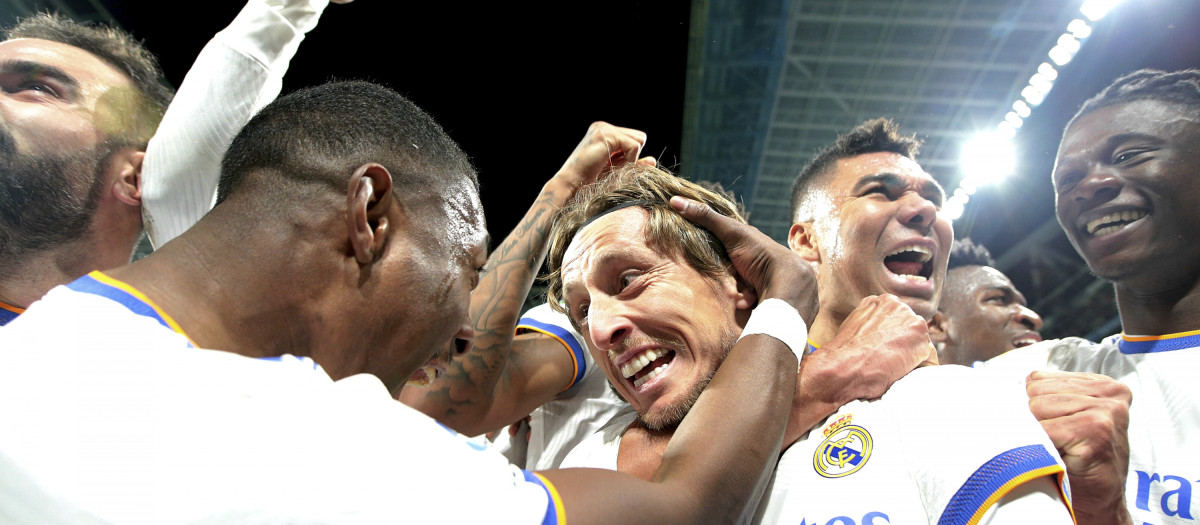 Los jugadores del Real Madrid celebran un gol de Luka Modric