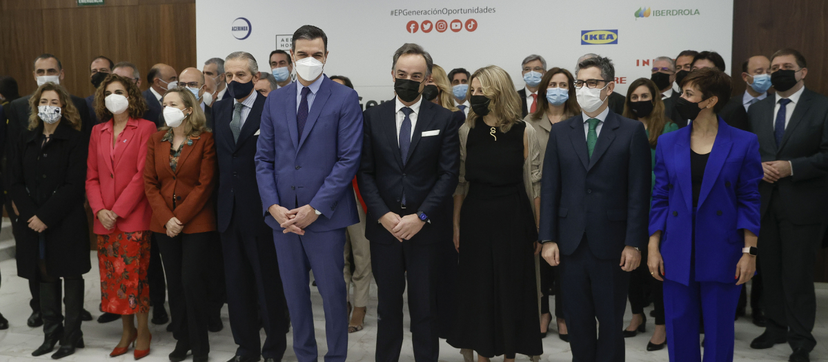 Pedro Sánchez posando con su Gobierno y los invitados