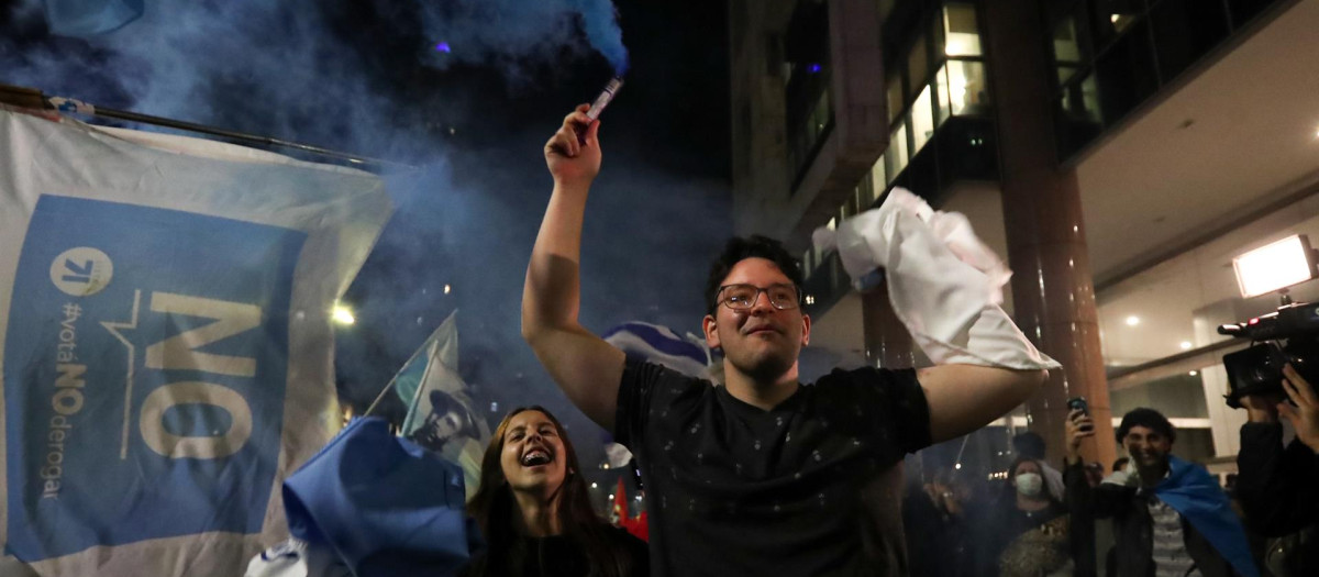 Uruguayos celebran en Montevideo el triunfo del 'No' en el referéndum de este domingo