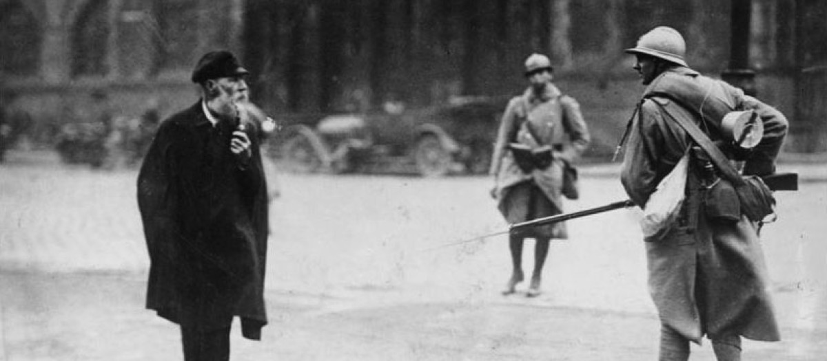 Soldados franceses y un civil durante la ocupación del Ruhr