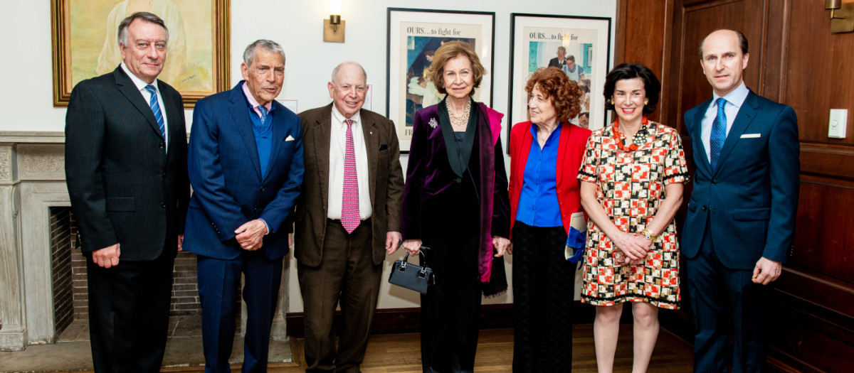 Su Majestad la Reina Sofía acompañada de los miembros del Queen Sofía Spanish Institute, la Real Academia de la Historia, el Hunter College y el embajador de España en EE.UU.