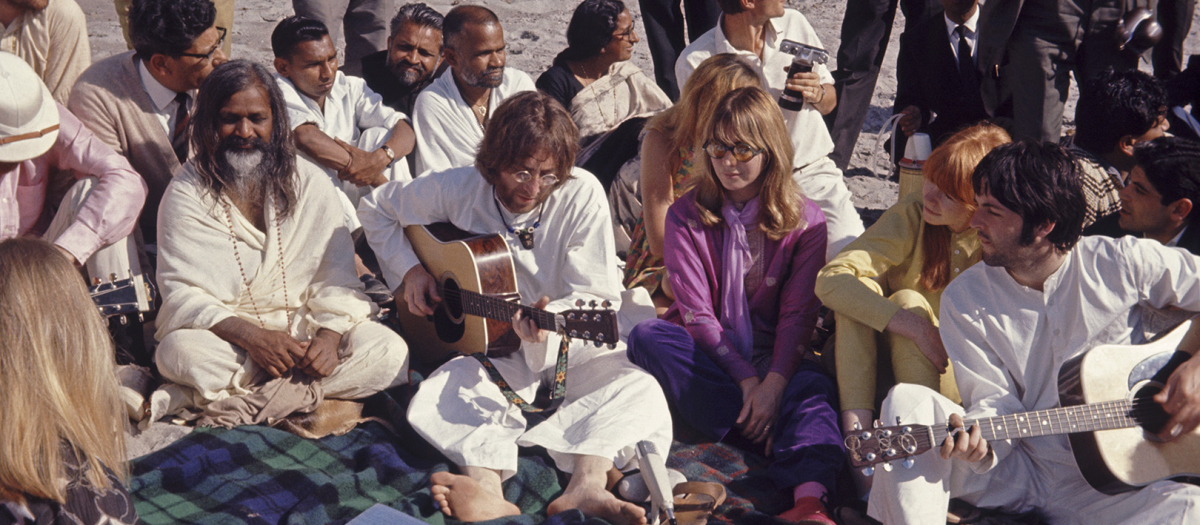 Los Beatles durante su concierto para Maharishi (i), gurú religioso de la India, en la India