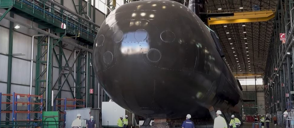 Espectacular imagen del submarino en el astillero de Navantia en Cartagena