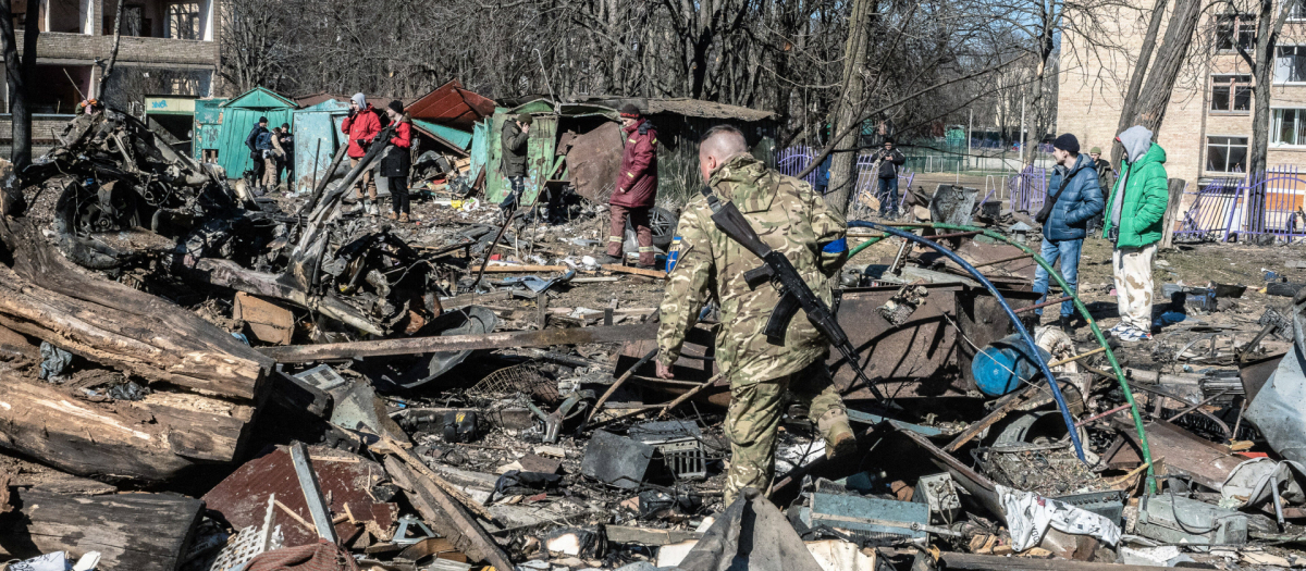 Un soldado camina entre los escombros tras un bombardeo en Kiev durante la invasión rusa de Ucrania