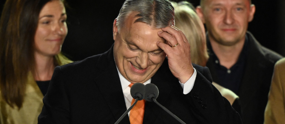 El primer ministro húngaro, Viktor Orbán, pronuncia su discurso de victoria tras alzarse con su cuarta victoria electoral, este domingo