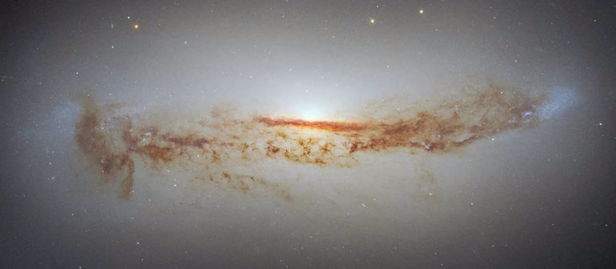 El telescopio espacial Hubble de la NASA divisa una galaxia con un ...