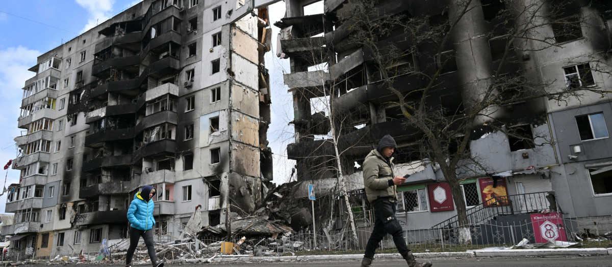 La gente pasa frente a los edificios destruidos en la ciudad de Borodianka, al noroeste de Kiev