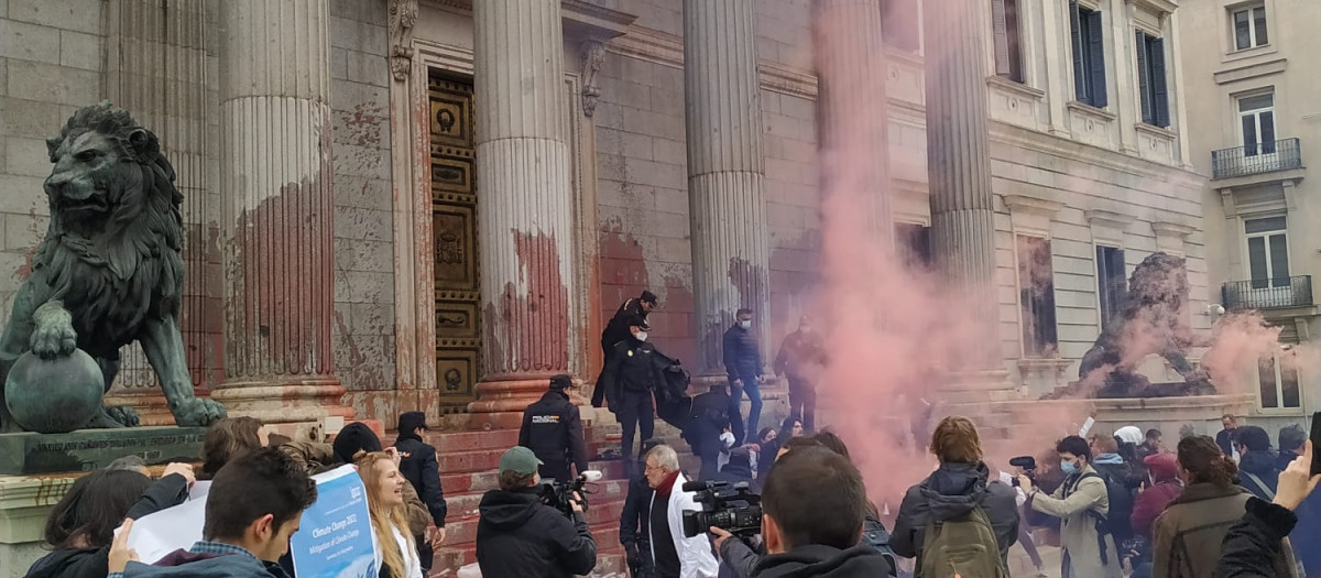 Otro momento de la agresión de los radicales al Congreso de los Diputados