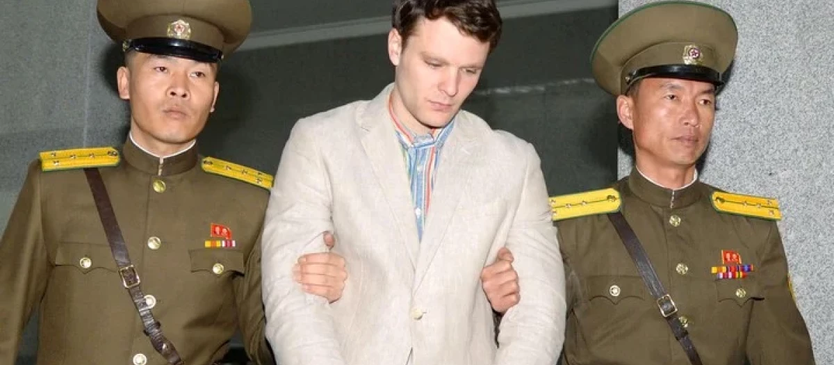 Las autoridades de Pyongyang se llevan a Otto Warmbier detenido, en 2016