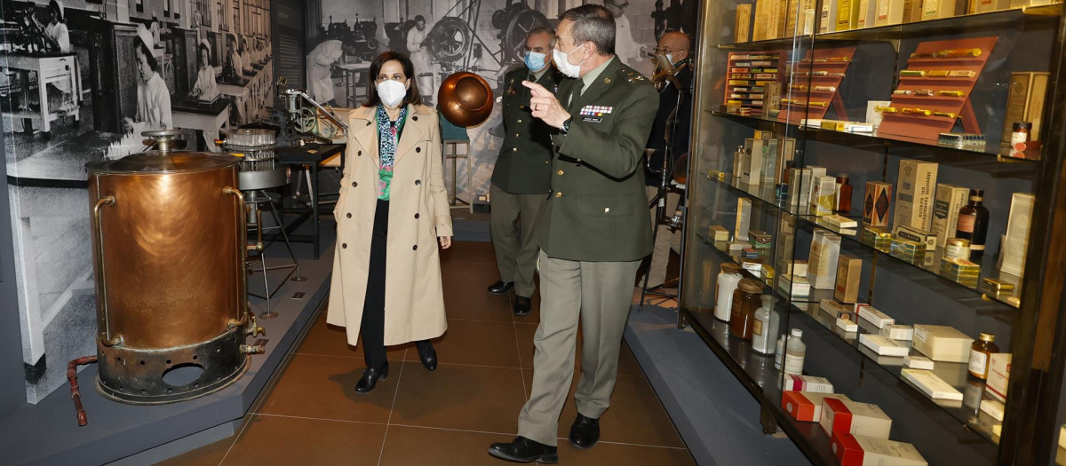 La ministra de Defensa, Margarita Robles, visita las instalaciones del Centro Militar de Farmacia de la Defensa en la Base "San Pedro" de Colmenar Viejo