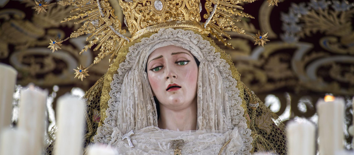 Imagen de María Santísima de la Paz en el primer día de la Semana Santa en Jaén, que recupera su tradicional Domingo de Ramos tras dos años consecutivos sin procesiones como consecuencia de la pandemia del coronavirus. Lo hace además con previsión de buen tiempo y elevadas temperaturas