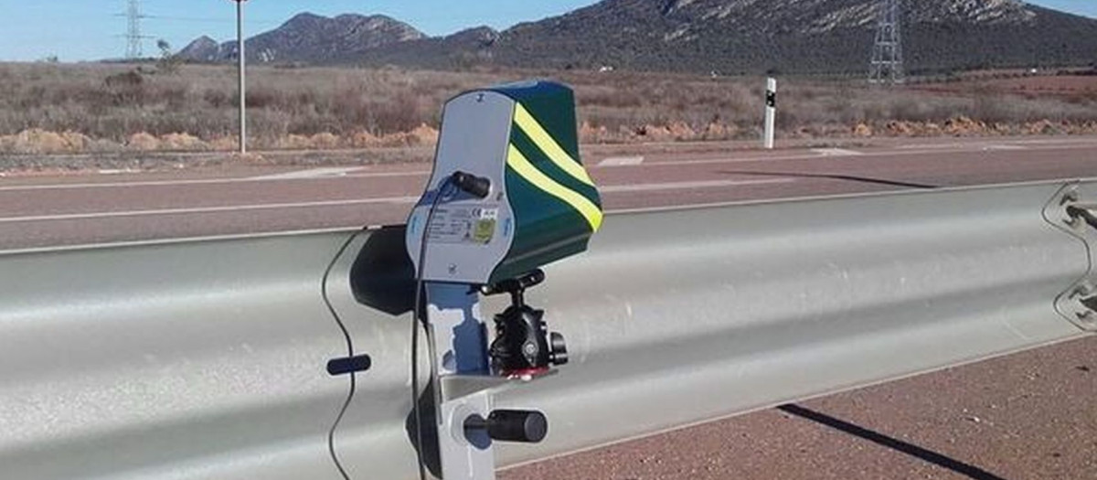 'Superradar' instalado sobre un guardarraíl.