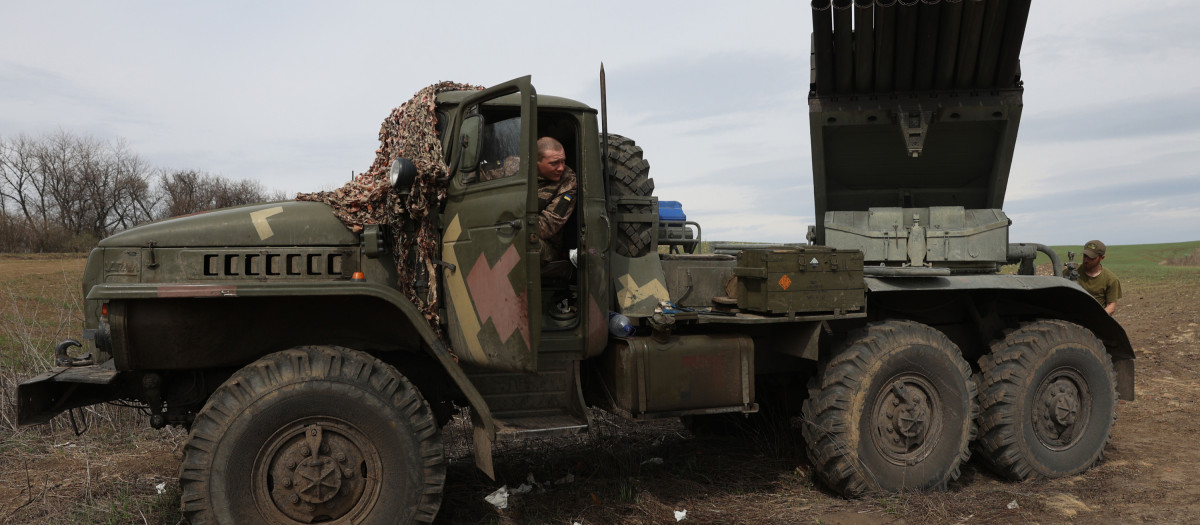 Artilleros ucranianos en la línea del frente cerca de Lugansk