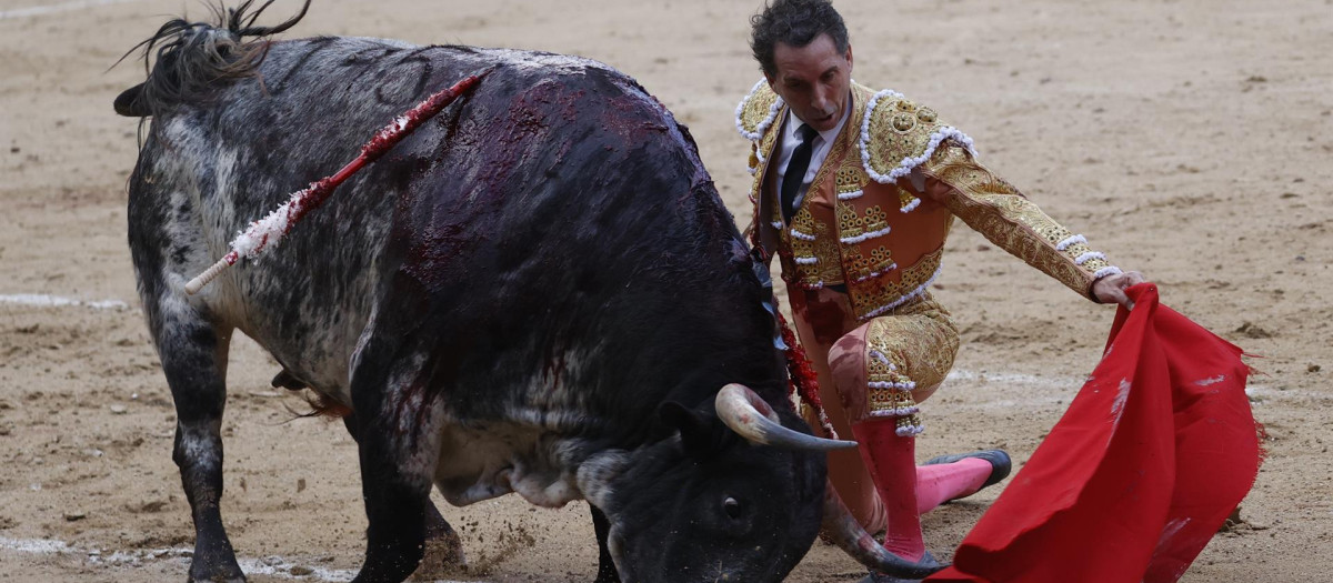 De la Calle comenzó por abajo su faena al excelente toro de Victoriano del Río