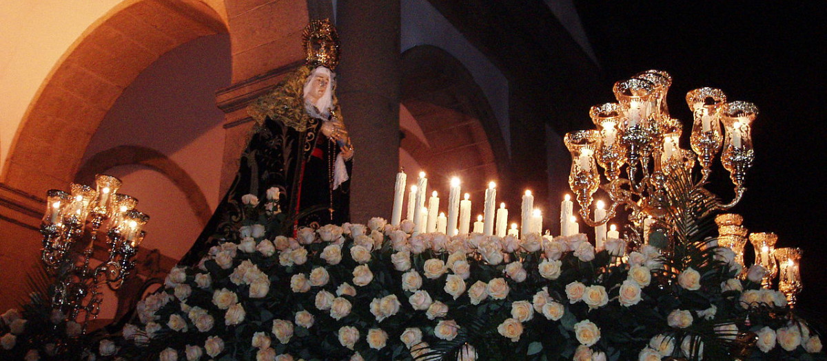 La Santísima Virgen de los Dolores sale de la concatedral de San Julián, al comienzo de la procesión de Os Caladiños de 2007