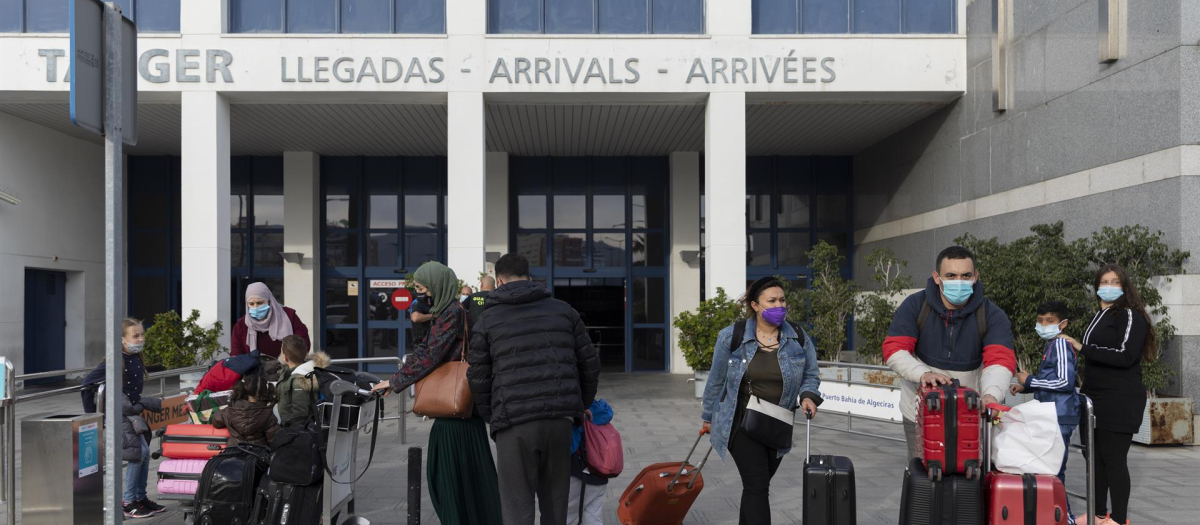 Llegada de turistas españoles procedentes de Marruecos al Puerto de Algeciras, tras suspender Marruecos los vuelos con España y Francia desde el pasado 31 de marzo.