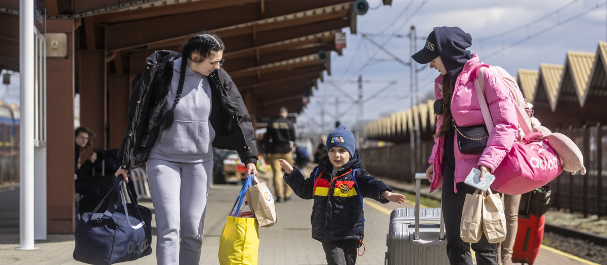 Una familia de refugiados llega a la estación de trenes de Przemysl, Polonia