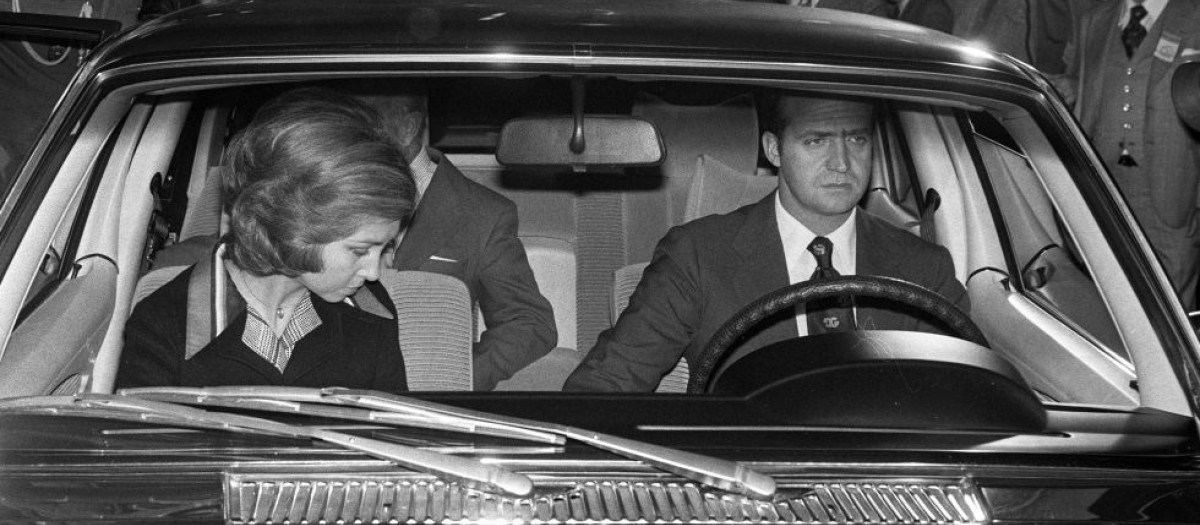 El Príncipe Juan Carlos y la Princesa Sofía, abandonando el Hospital de la Paz de Madrid