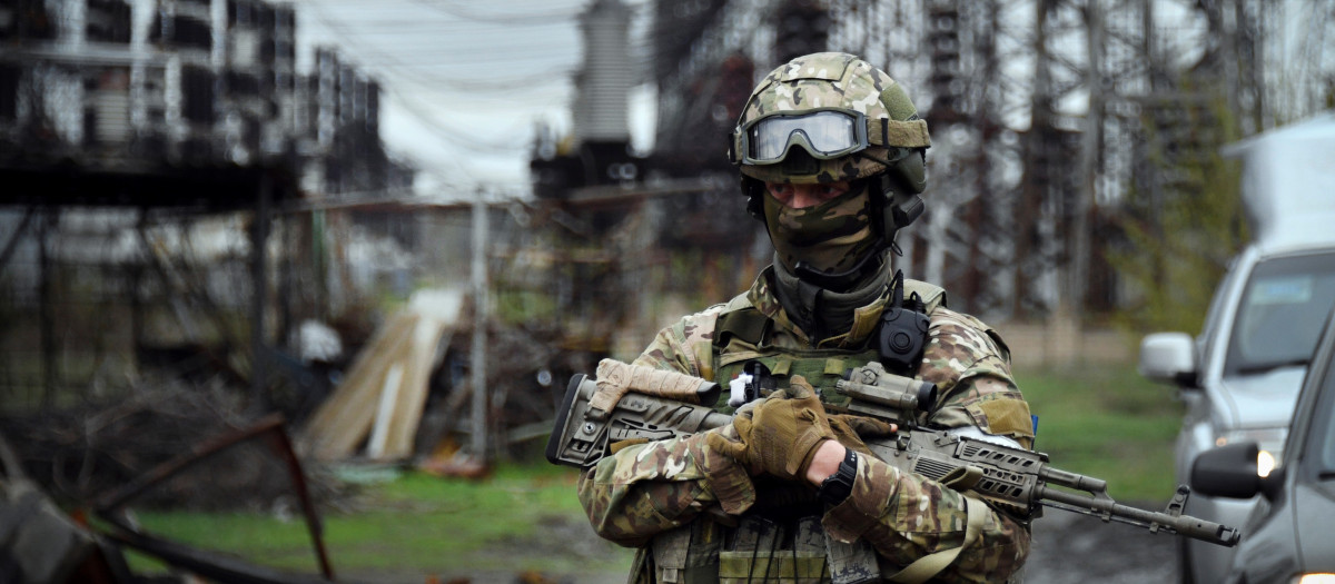 Un soldado ruso hace guardia en la central eléctrica de Luhansk en la ciudad de Shchastya