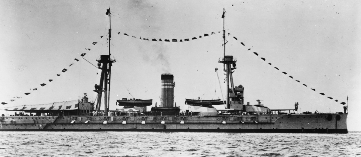 El acorazado español Jaime I en marcha, fotografiado c. 1931