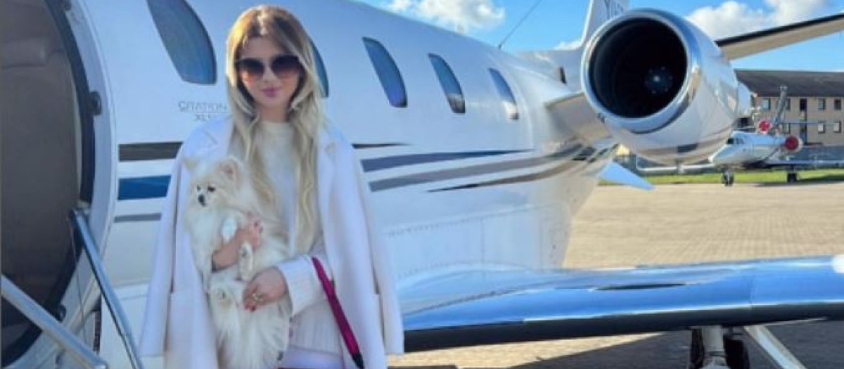 Una joven rusa frente a un jet privado, con su bolso de Dior