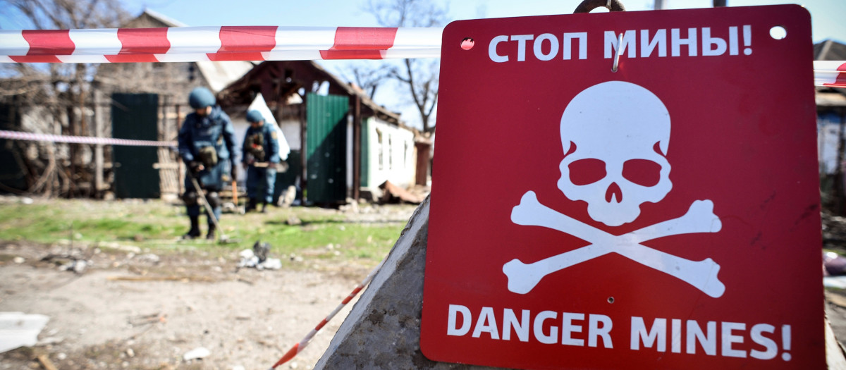 Los militares buscan objetos explosivos en un edificio de Kiev, Ucrania