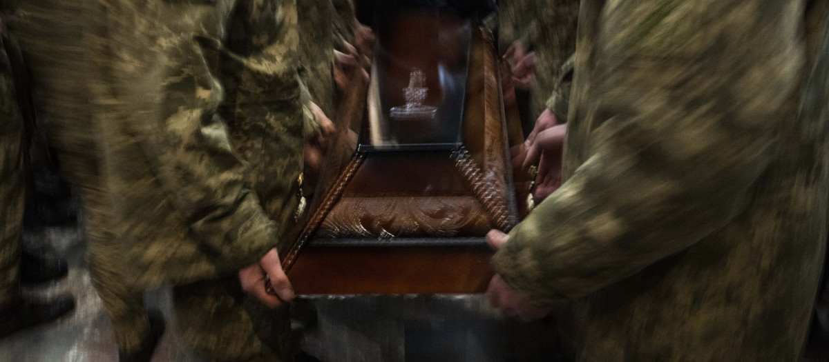 Soldiers prepare to cover the coffins of 44-year-old soldier Tereshko Volodymyr, and 41-year-old soldier Simakov Oleksandr, during their funeral ceremony, after being killed in action, at the Holy Apostles Peter and Paul Church in Lviv, western Ukraine, Monday, April 4, 2022. (AP Photo/Nariman El-Mofty) 
 
Funeral militar, el pasado 4 de abril en Leópolis, Ucrania