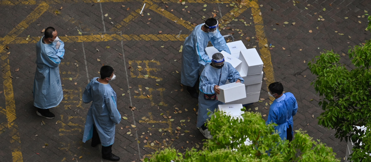 Un grupo de operarios este miércoles, durante el confinamiento en Shanghái