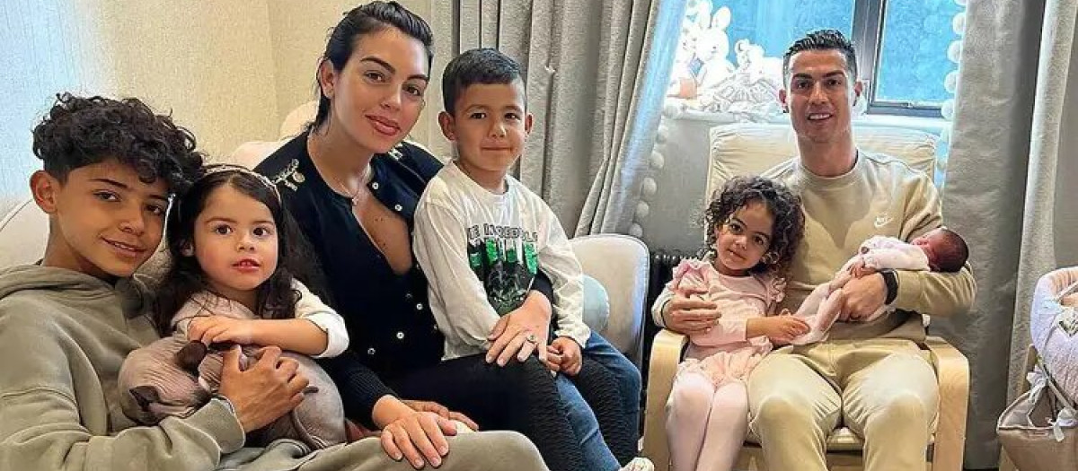 Imagen familiar con la nueva integrante en la familia formada por Cristiano Ronaldo y Georgina Rodríguez