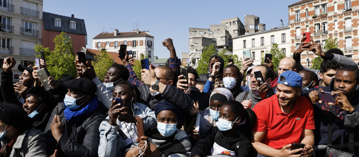 Varios habitantes del suburbio parisino de Saint Dennis jalean al candidato a la presidencia de Francia Emmanuel Macron