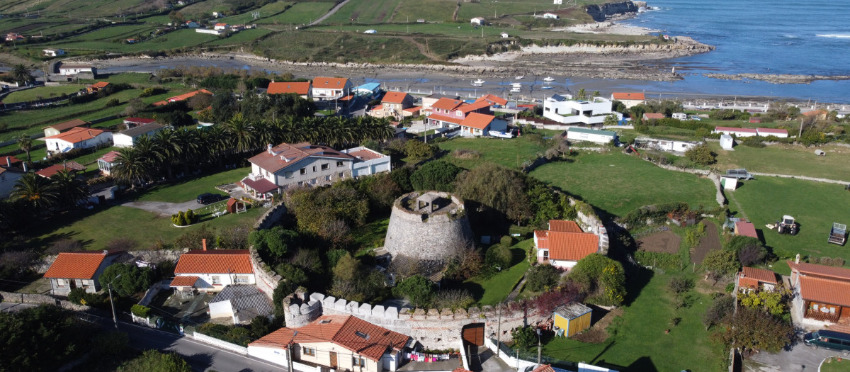 Vista panorámica de la fortificación militar del siglo XIX en el sitio de Corbanera, en Monte (Santander)