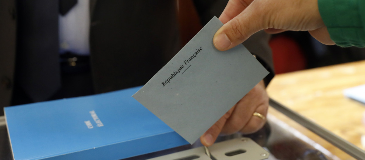 Un hombre votando en las elecciones presidenciales de Francia, hoy domingo.