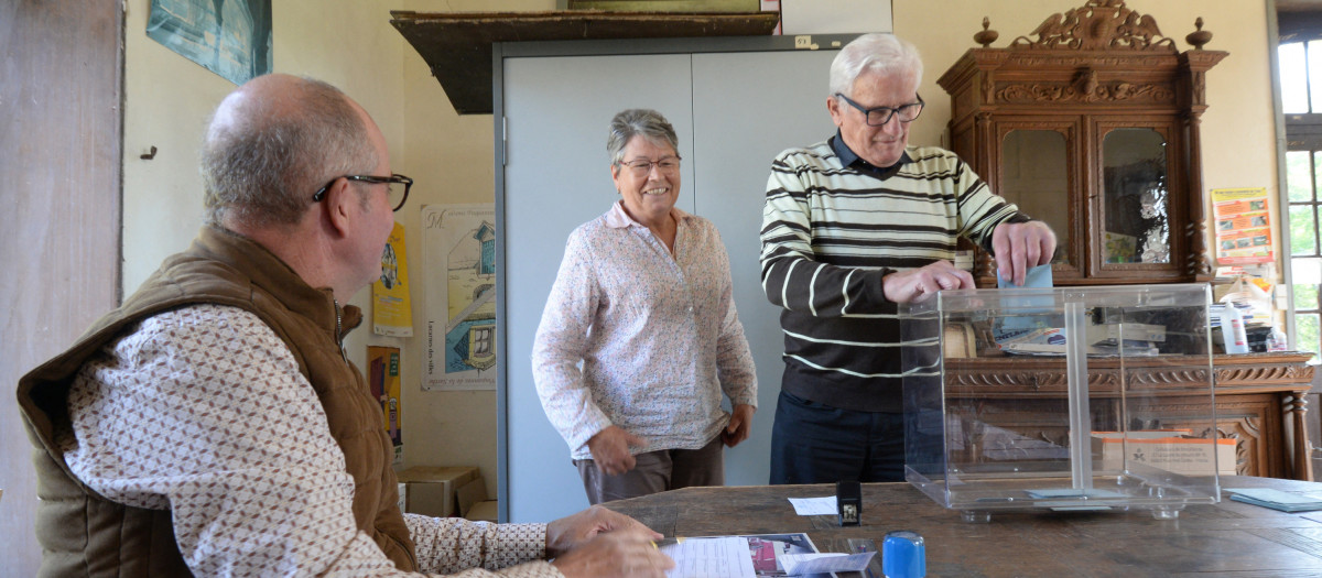 Un ciudadano emite su voto durante la segunda vuelta de las elecciones presidenciales de Francia