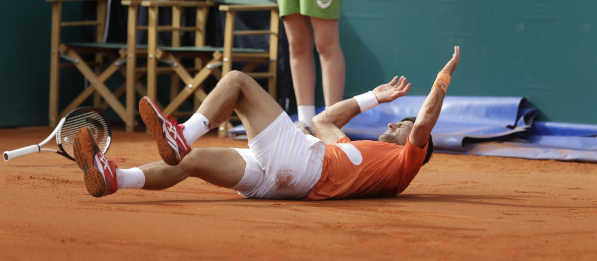 Djokovic cae sobre la pista de Belgrado tras resbalar sobre la tierra