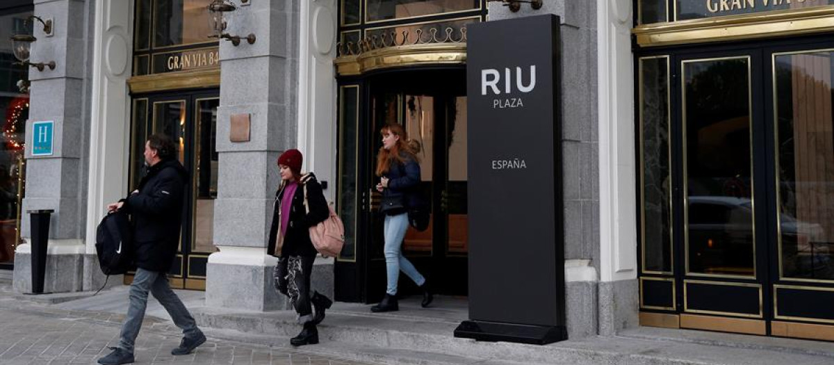 Un grupo de turistas en la puerta del hotel RIU Plaza en la plaza de España en Madrid