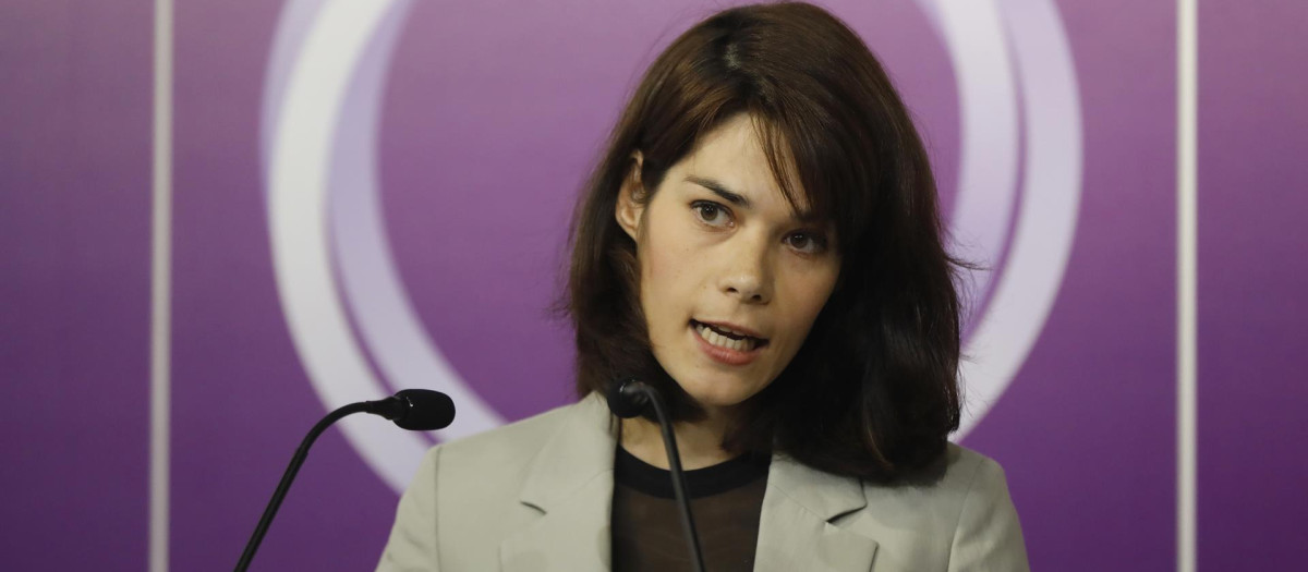 La coportavoz de Podemos, Isa Sierra, durante una rueda de prensa